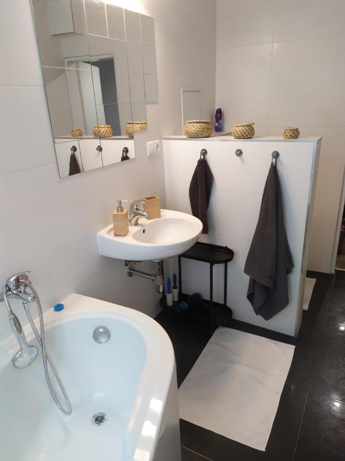 Pisqor Apartment - Self Check-In Bratislava Eksteriør billede
